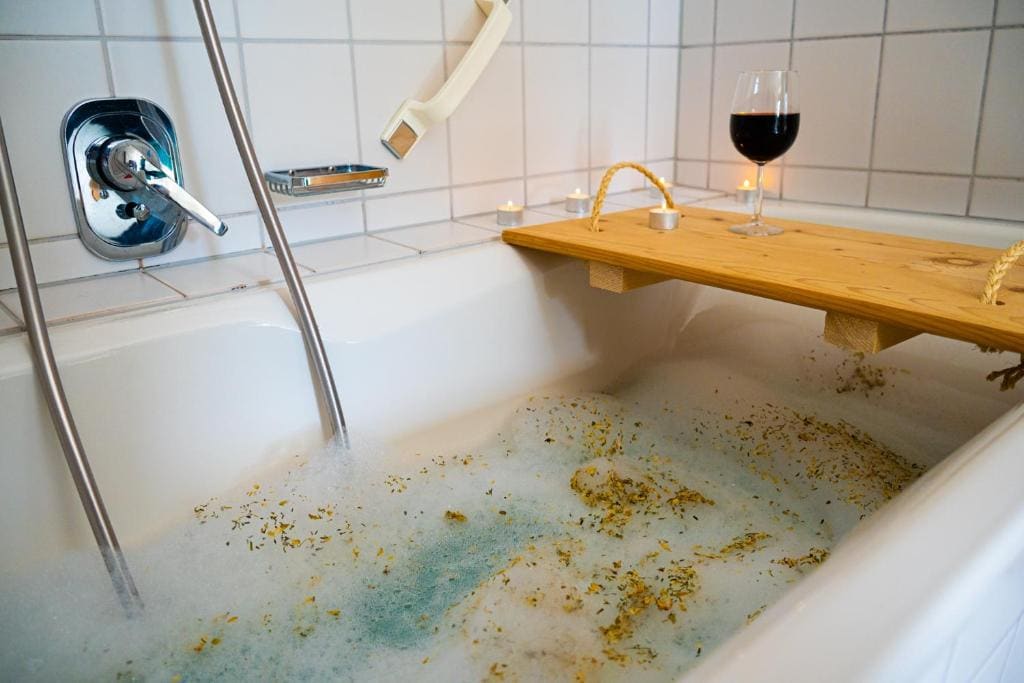 Deluxe Double Room with Bathtub and Balcony room - Image 3