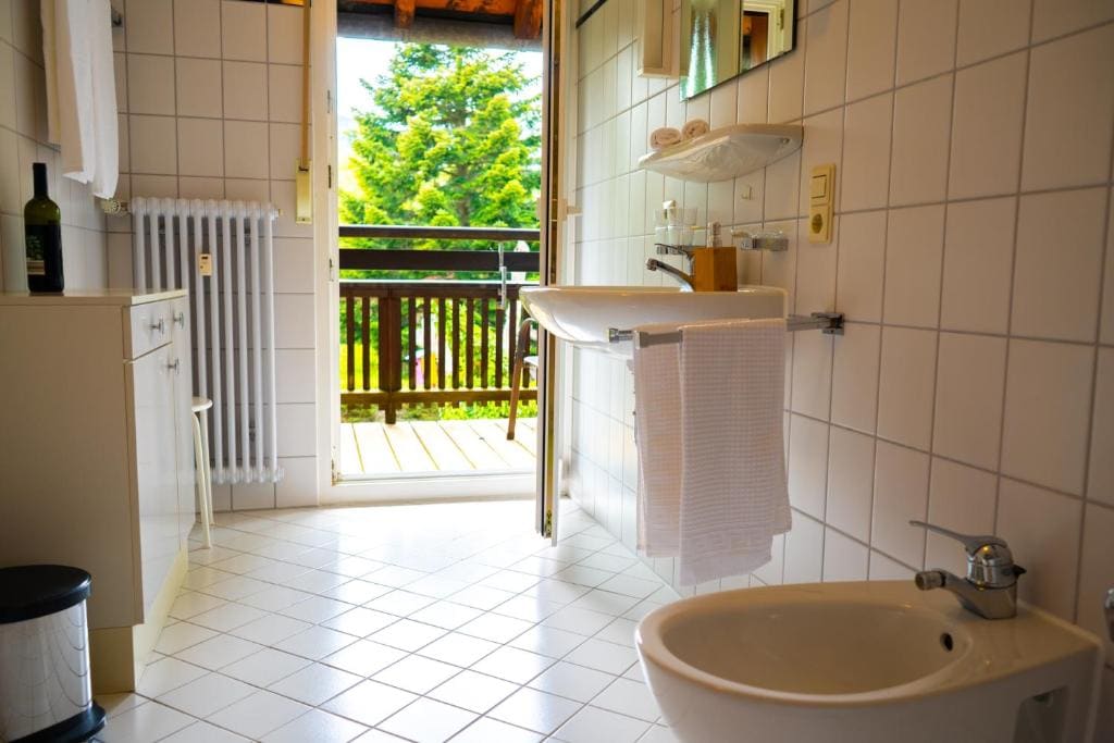 Deluxe Double Room with Bathtub and Balcony room - Image 2