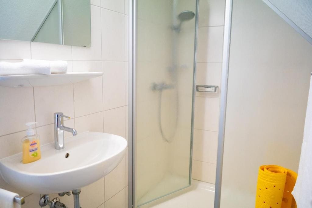 Deluxe Double Room with Shower room - Image 2