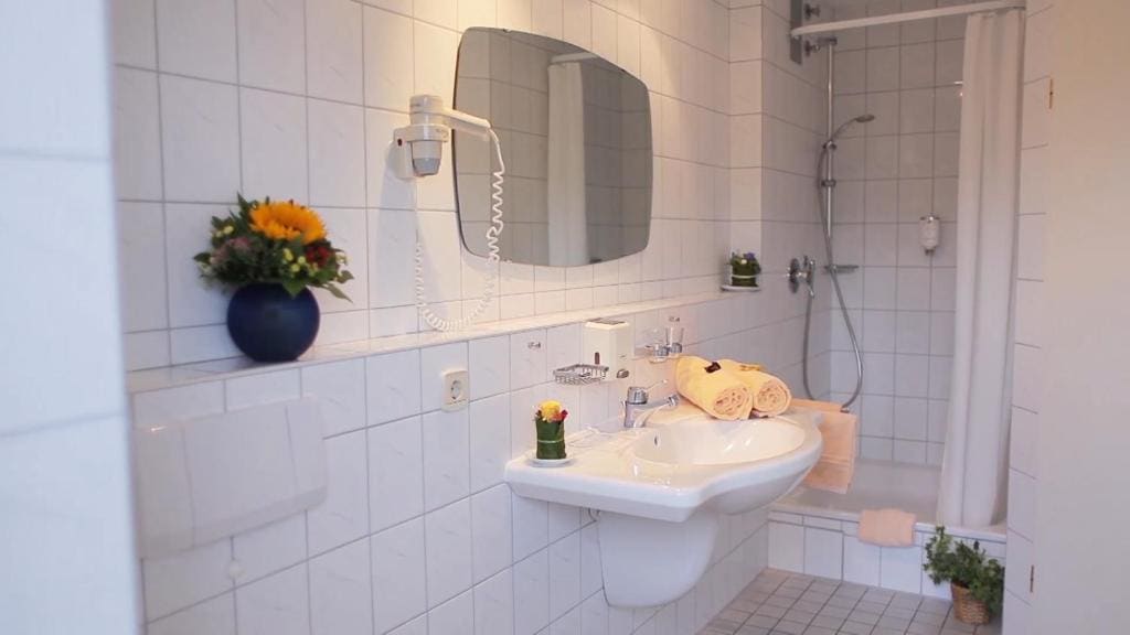 Triple Room (2 Adults + 1 Child) room - Image 3