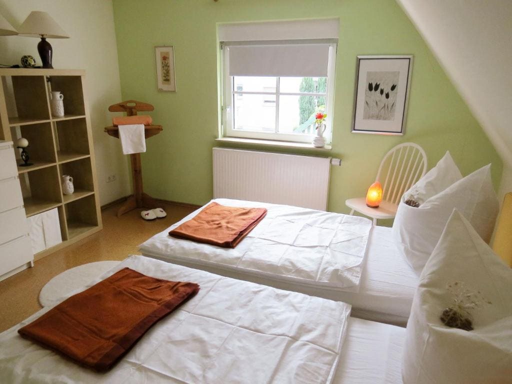Twin Room with Garden View room - Image 3
