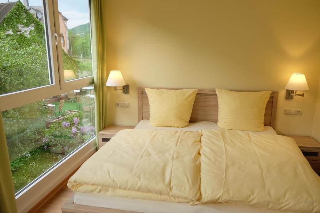 Premium Double Room with lateral River View room - Image 3