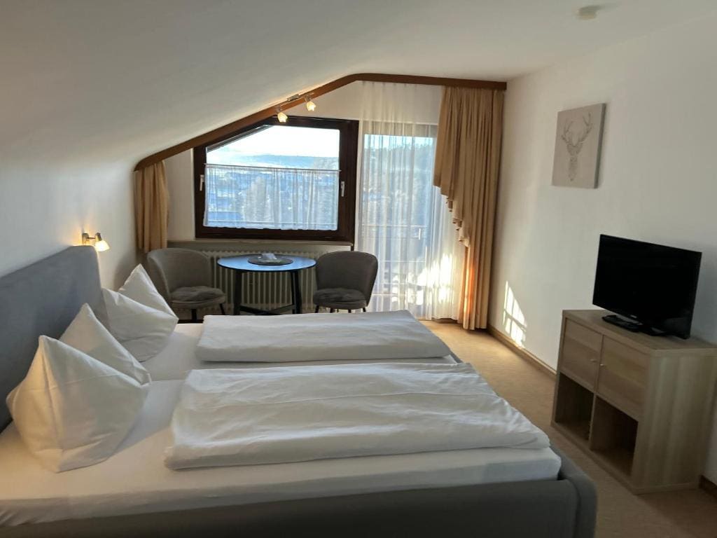 Double Room with Balcony room - Image 3