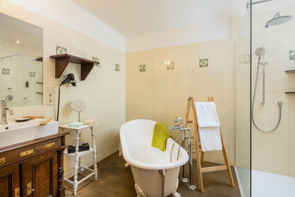 Double Room with Balcony room - Image 3