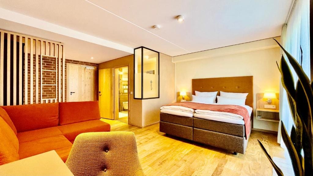 Double Room with Balcony room - Image 2