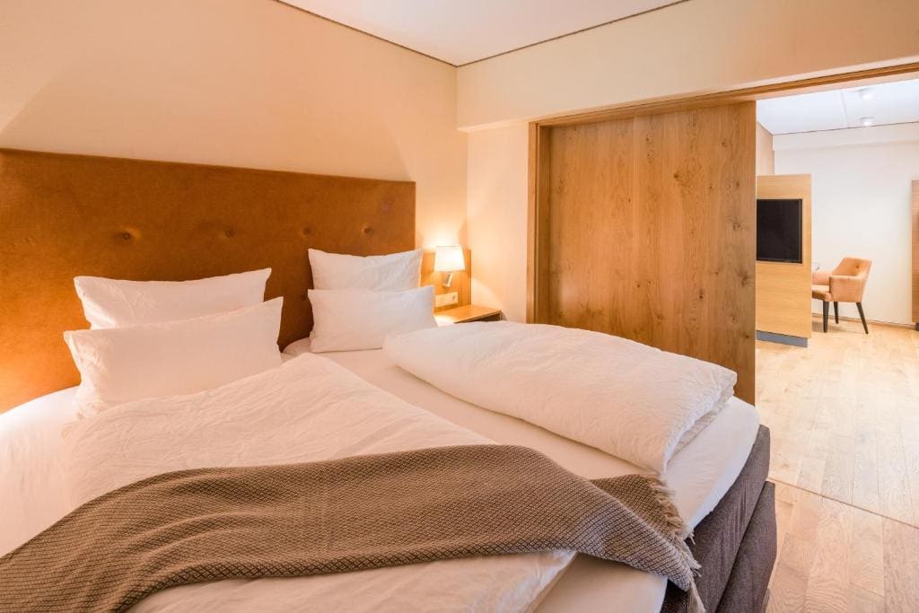 King Room with Roll-In Shower - Disability Access room - Image 1