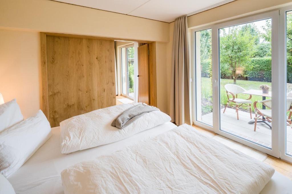King Room with Roll-In Shower - Disability Access room - Image 2