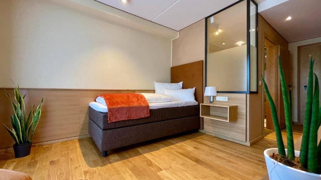 Single Room with Balcony room - Image 2