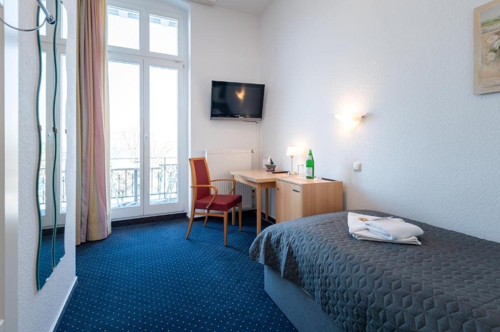 Single Room with Balcony room - Image 2