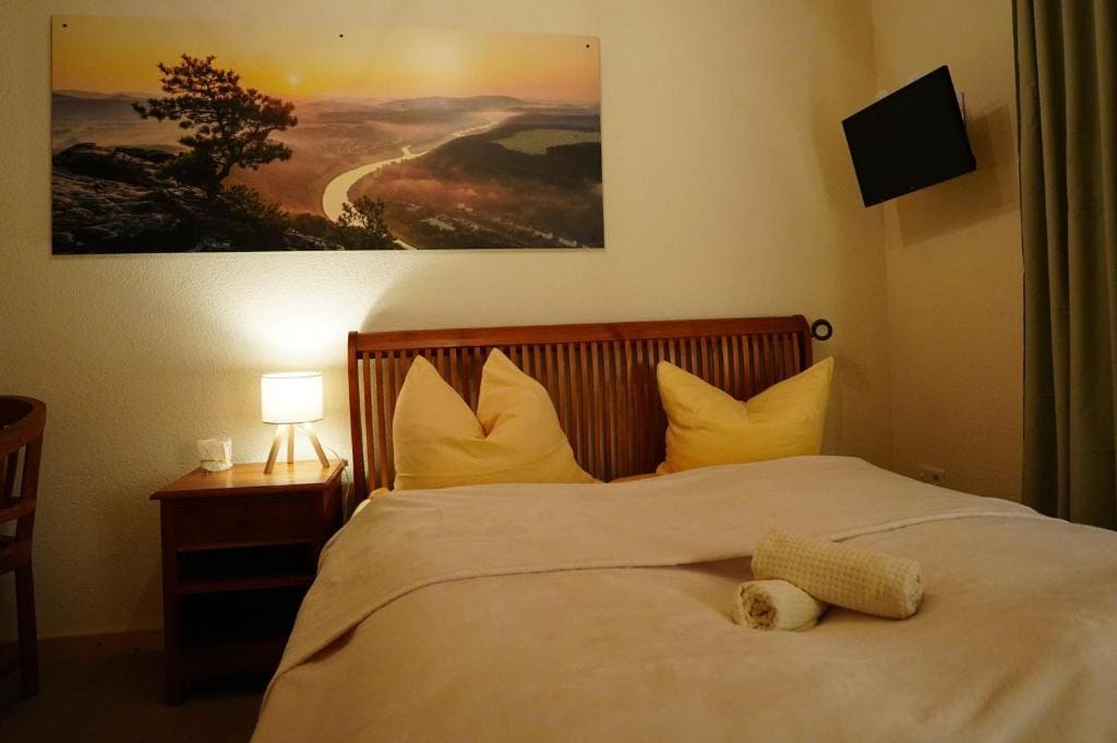 Deluxe Double Room with Shower room - Image 3