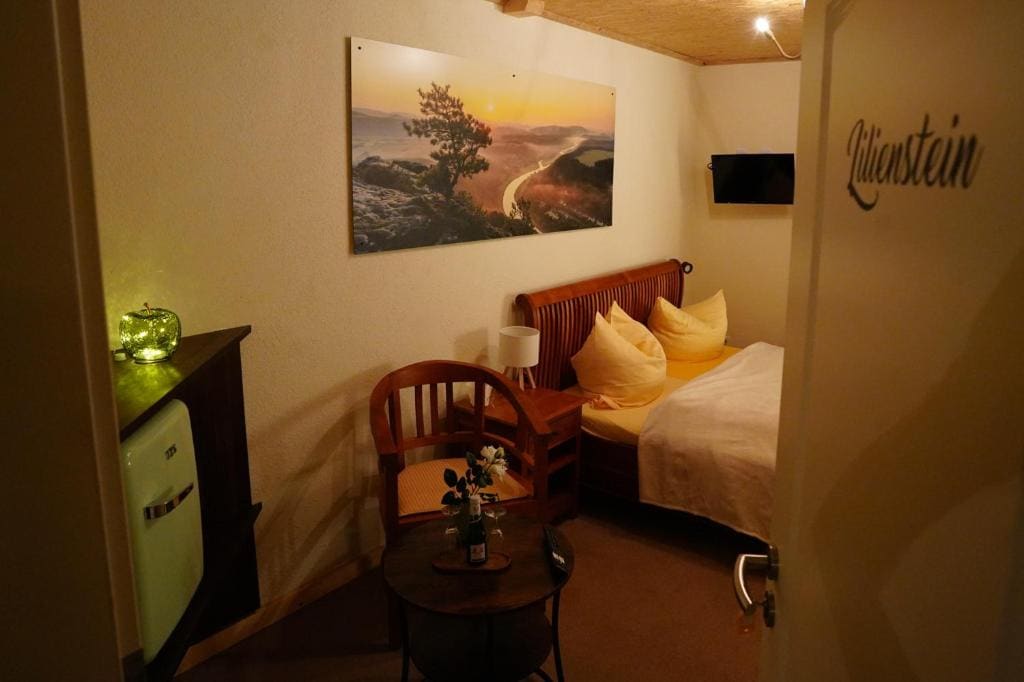 Deluxe Double Room with Shower room - Image 2