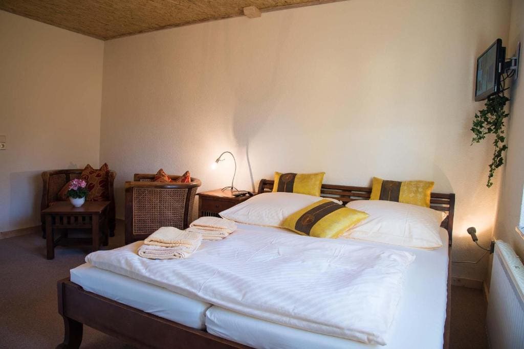 Standard Double Room with Shower room - Image 3