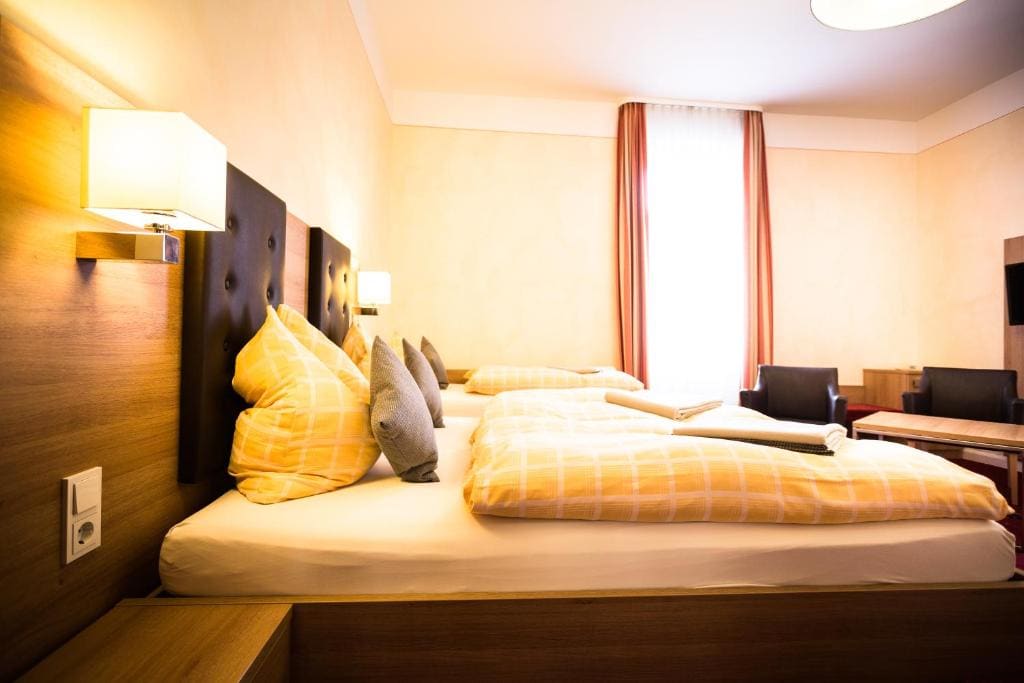 Deluxe Family Room room - Image 1