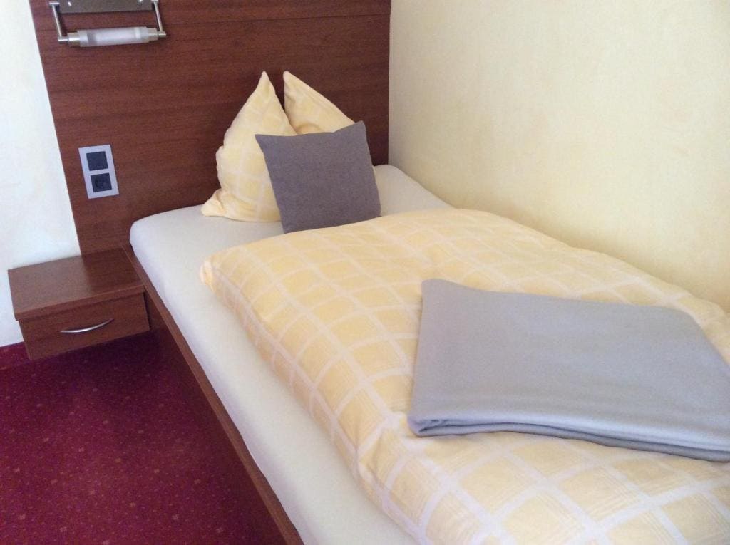 Single Room with Bathroom room - Image 2