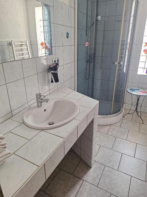 Double Room with Shower room - Image 2