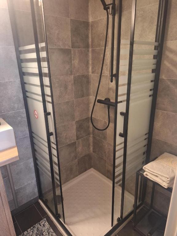 Single Room with Shower room - Image 3