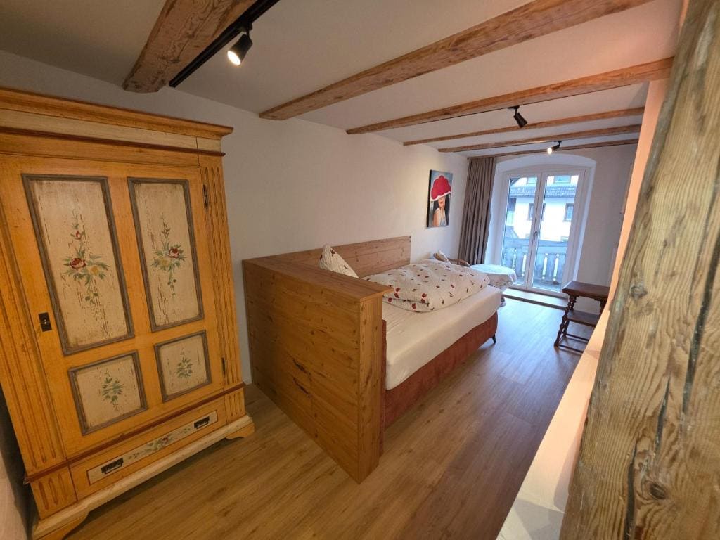 Single Room with Balcony room - Image 3