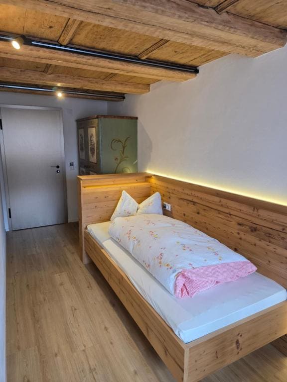 Single Room with Bathroom room - Image 3