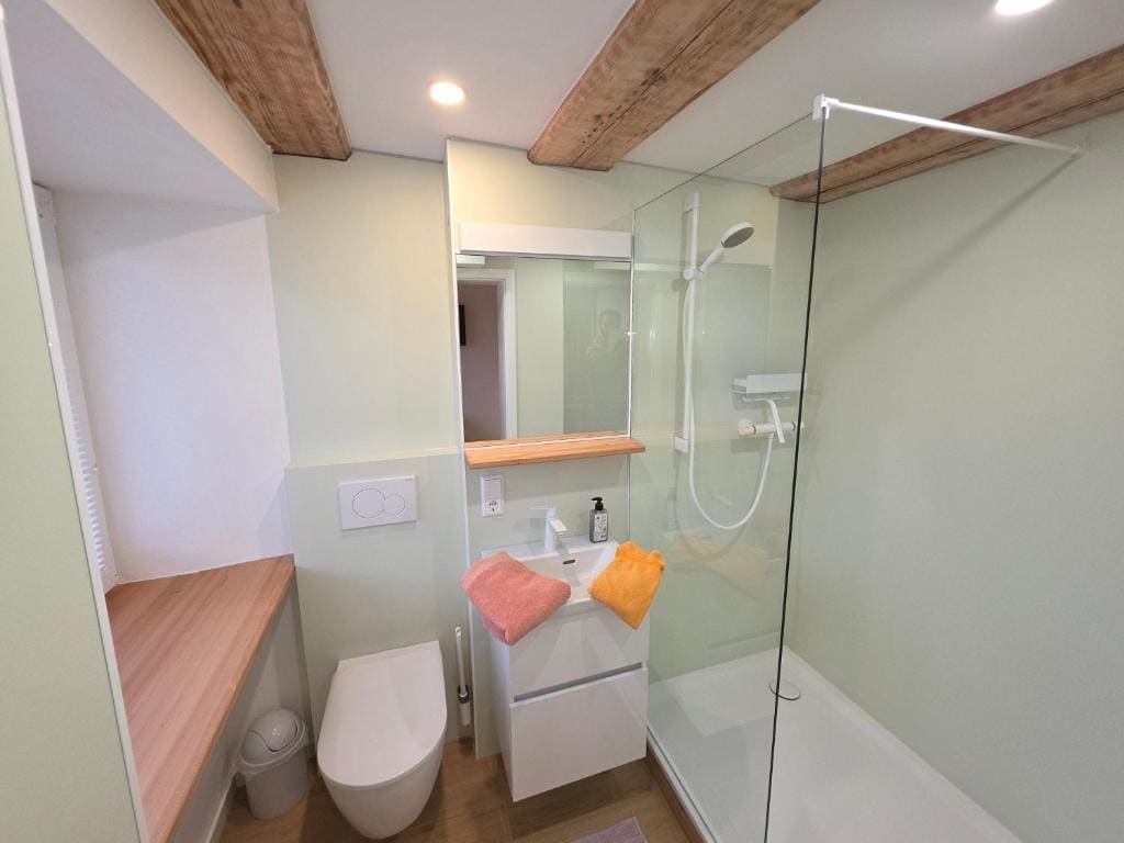 Single Room with Bathroom room - Image 2