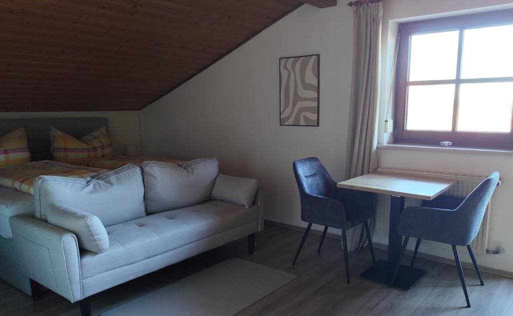 Apartment with Mountain View room - Image 2