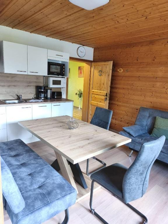 Apartment with Mountain View room - Image 1