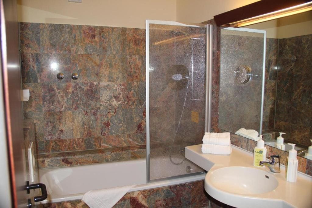 Superior Double Room with Balcony room - Image 3