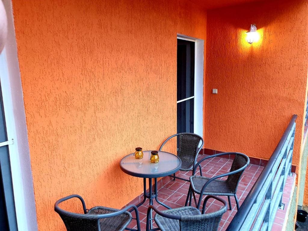 Twin Room with Balcony room - Image 3
