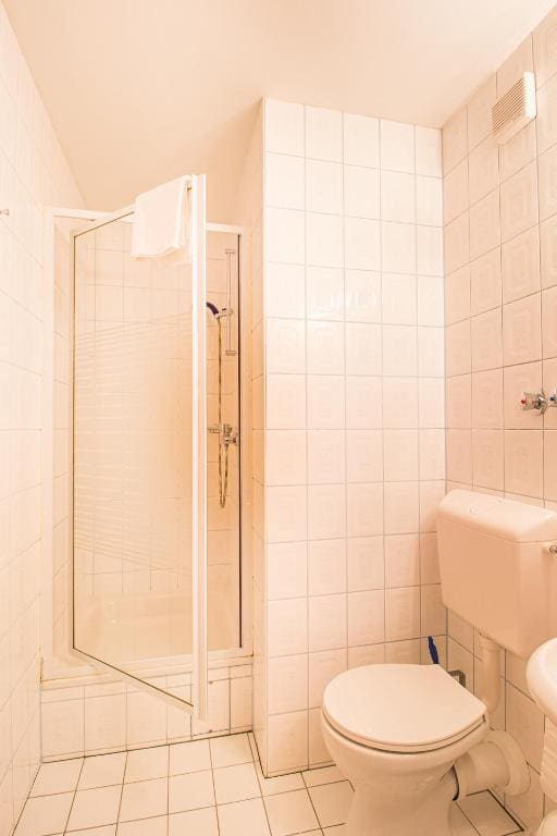 Twin Room with Bathroom room - Image 3