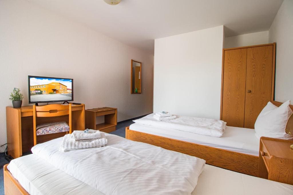 Twin Room with Bathroom room - Image 2