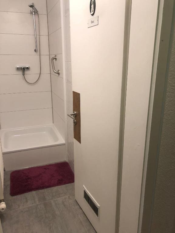 Single room with shared toilet and shower room - Image 2