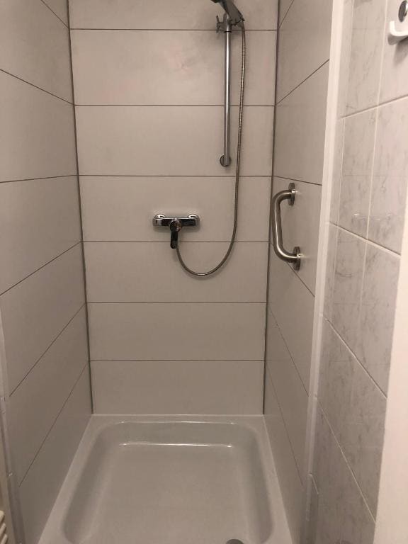 Single room with shared toilet and shower room - Image 3