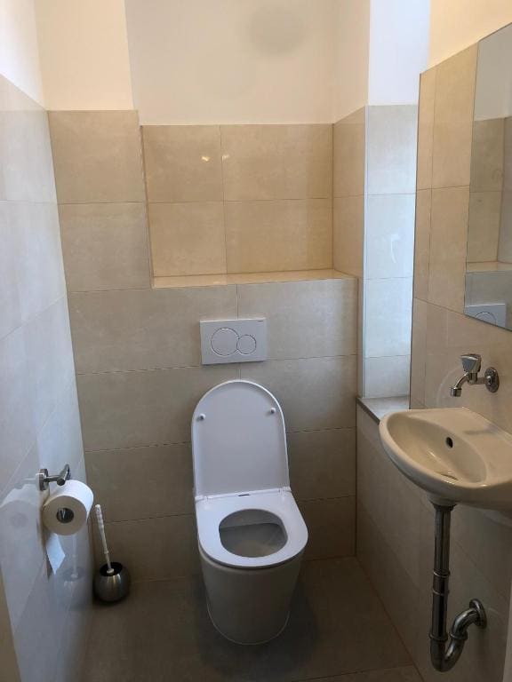 Single room with shared toilet and shower room - Image 1