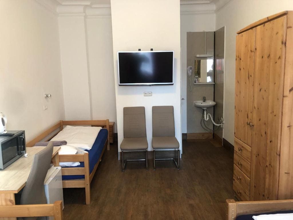 Triple Room with shared toilet and shower room - Image 3