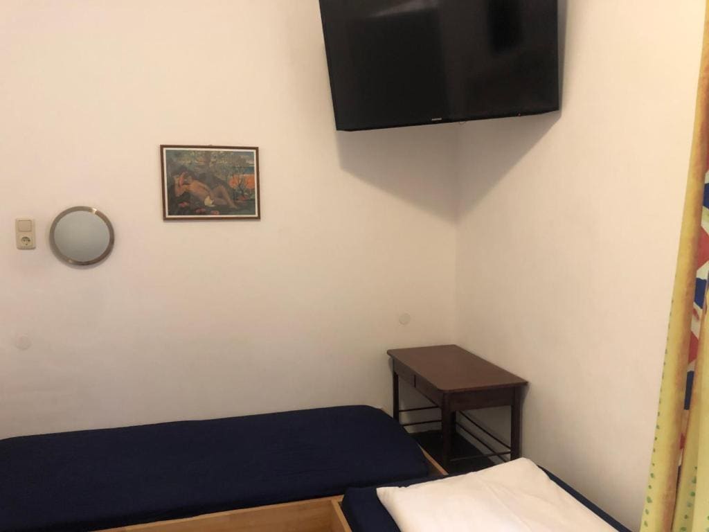 Twin Room with Shared Toilet and Shower room - Image 3