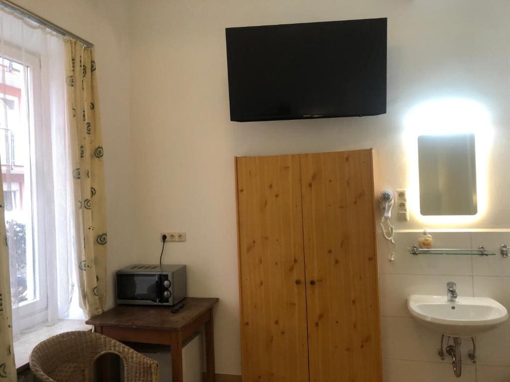 Twin Room with Shared Toilet and Shower room - Image 2