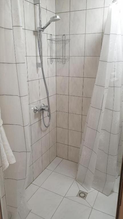 Single Room with Private Bathroom room - Image 3