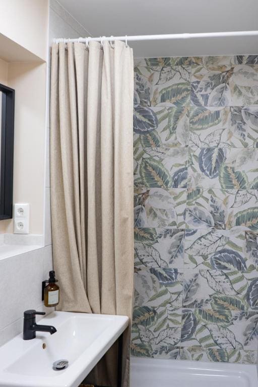 Single Room with Bathroom room - Image 1