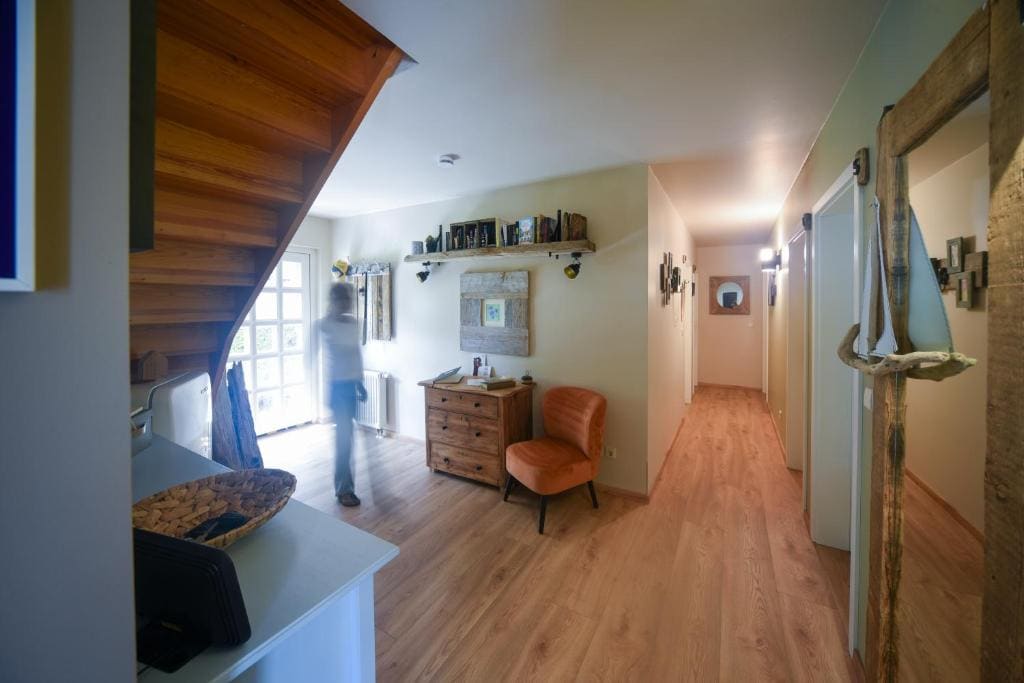 Single Room with Bathroom room - Image 3