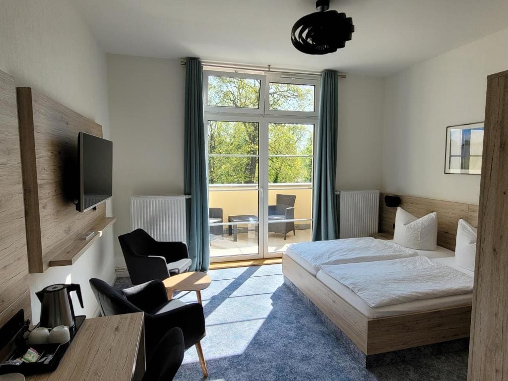 Double Room with Balcony room - Image 3