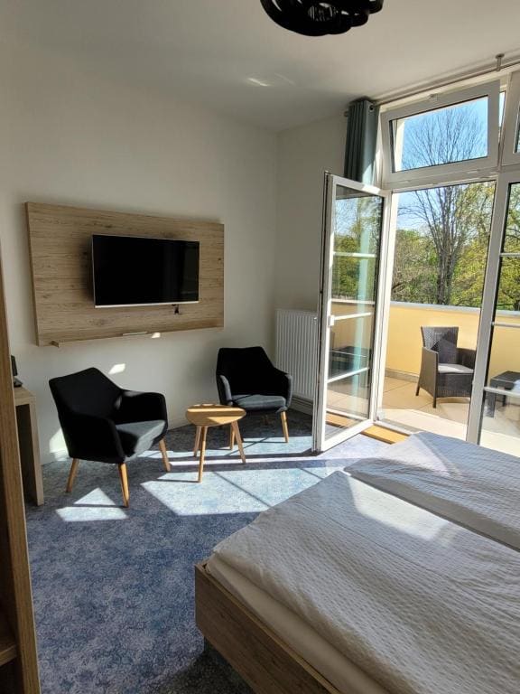 Double Room with Balcony room - Image 2