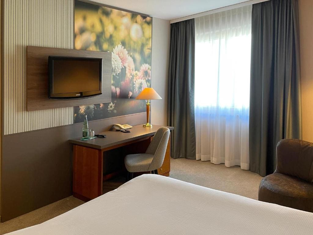 Standard Single Room with Queen Bed room - Image 1