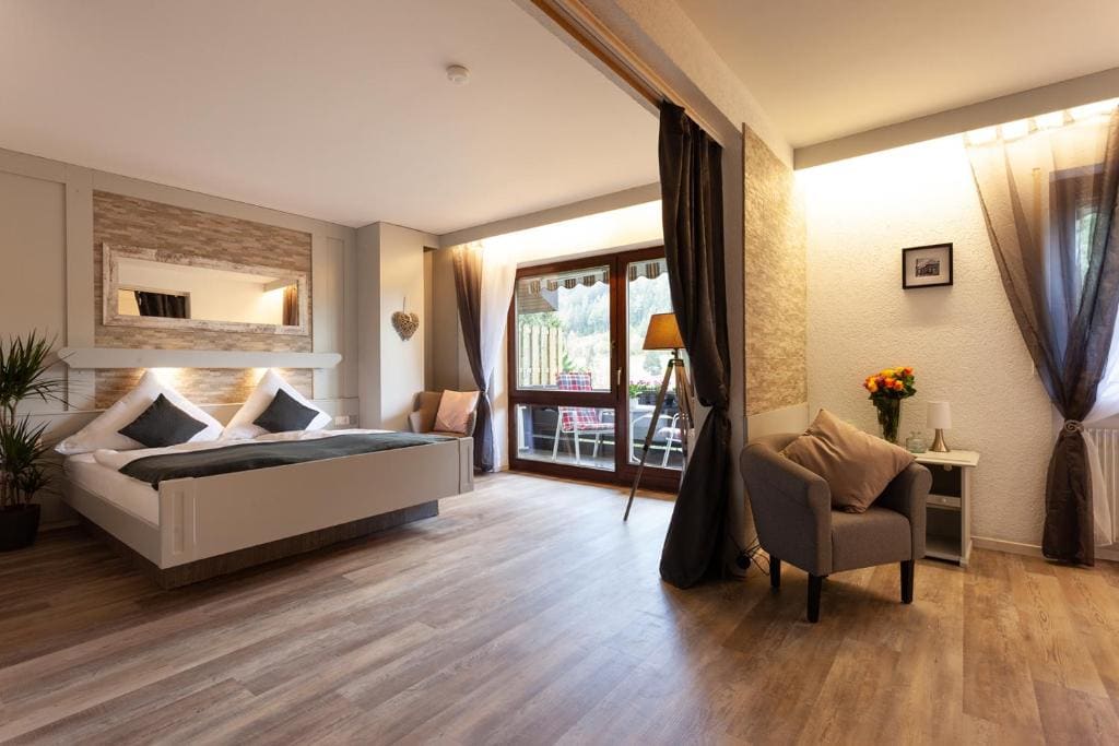Family Room with Balcony room - Image 2