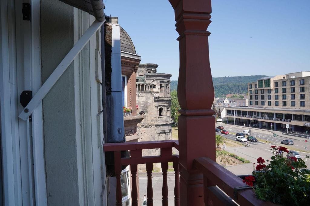 Deluxe Double Room with Balcony room - Image 2