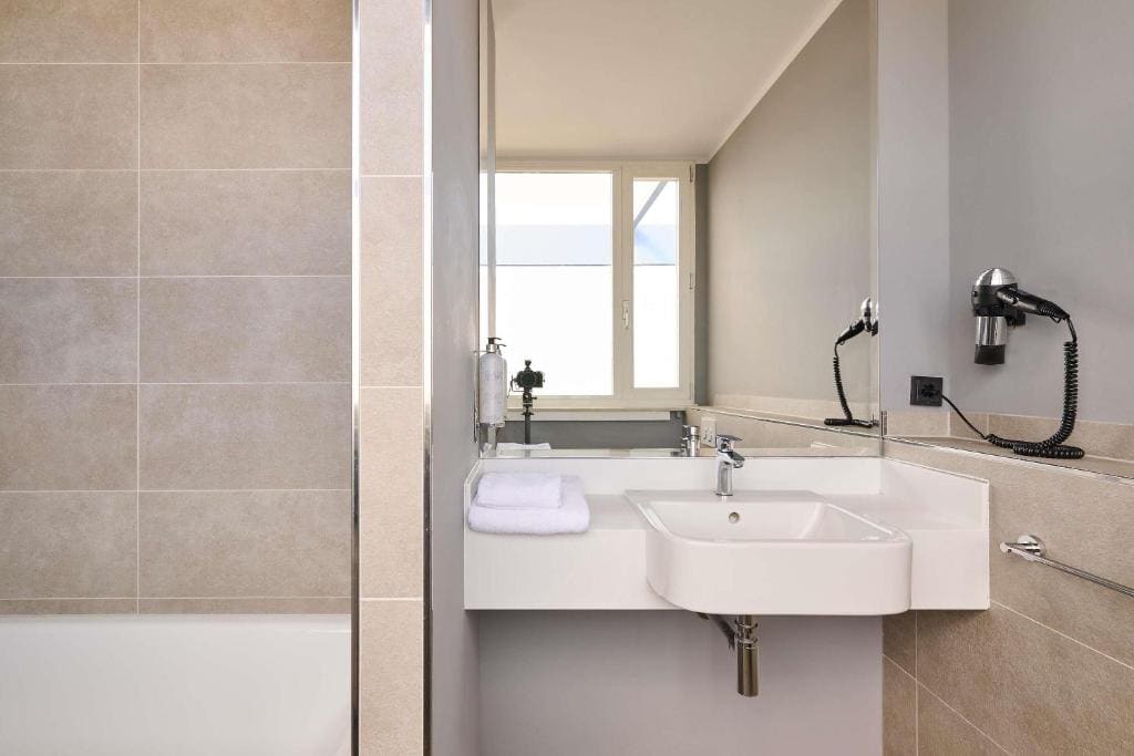 Standard Double or Twin Room room - Image 3
