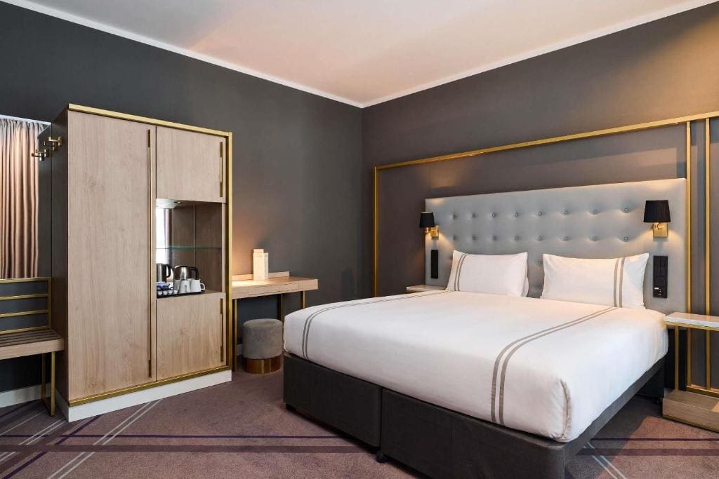 Standard Quadruple Room room - Image 3