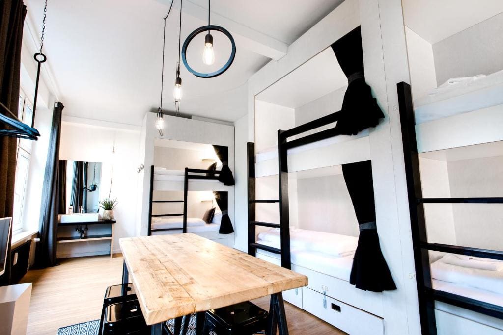Eight-Bed Room with Shared Bathroom room - Image 3