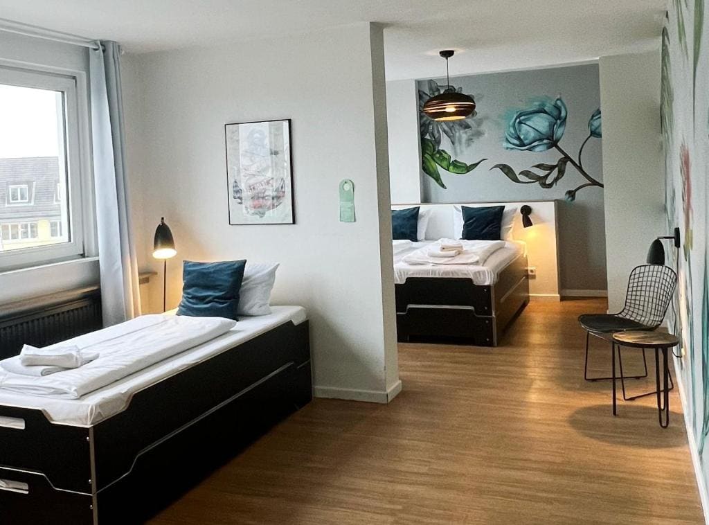 Six-Bedroom room - Image 2