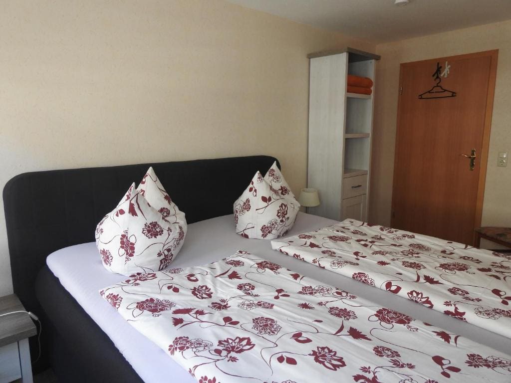 One-Bedroom Apartment room - Image 1