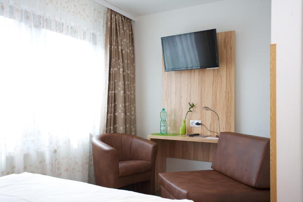 Standard Family Room room - Image 1