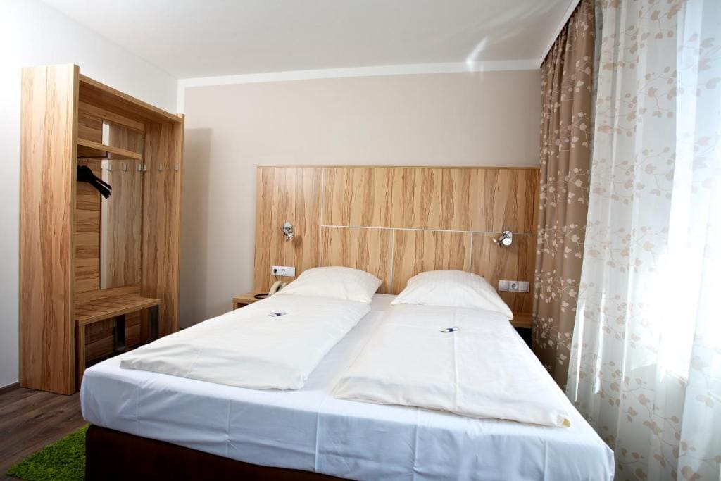 Standard Family Room room - Image 3